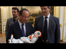 https://image.noelshack.com/fichiers/2021/03/5/1611301217-hollande-montebourg-et-nao-le-petit-robot-4038863.jpg