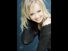 https://image.noelshack.com/fichiers/2021/03/5/1611354053-11313166-beautiful-smiling-girl-with-perfect-skin-blond-hair-and-blue-eyes-in-black-sweater-against-a-dark-ba.jpg