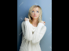 https://image.noelshack.com/fichiers/2021/03/5/1611354065-11313151-beautiful-girl-with-perfect-skin-blond-hair-and-blue-eyes-in-white-sweater-against-a-dark-background.jpg