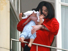 https://image.noelshack.com/fichiers/2021/05/3/1612341453-michael-jackson-et-son-fils-blanket.jpg