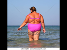 https://image.noelshack.com/fichiers/2021/07/7/1613946661-femme-obese-bain-dans-mer-banque-de-photo-k25144287.jpg