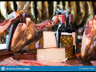 https://image.noelshack.com/fichiers/2021/10/5/1615568172-jammon-iberique-lance-de-lard-avec-du-vin-le-fromage-et-des-olives-137387392.jpg