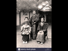 https://image.noelshack.com/fichiers/2021/12/6/1616883532-1920s-japan-japanese-family-in-formal-wear-japanese-family-in-kimono-posing-outside-20th-century-vintage-gelatin-silver-print-wb4mty.jpg