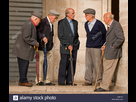 https://image.noelshack.com/fichiers/2021/17/1/1619456327-cinq-hommes-ages-de-discuter-ensemble-et-d-avoir-un-scandale-sur-la-piazza-delle-republica-urbino-italie-ont-quatre-parasols-d06y1f.jpg