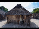 https://image.noelshack.com/fichiers/2021/17/4/1619686196-41808850-village-traditionnel-africain-avec-loges-et-bois-cloture-en-namibie-pres-de-la-ville-dans-la-region-de-kavang.jpg