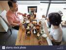https://image.noelshack.com/fichiers/2021/24/1/1623705855-femme-et-homme-assis-a-une-table-de-manger-de-la-nourriture-japonaise-avec-des-baguettes-ecky23.jpg