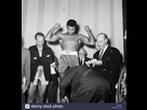 https://image.noelshack.com/fichiers/2021/24/5/1624016054-cassius-clay-et-henry-cooper-a-gauche-au-la-pesee-pour-leur-premiere-rencontre-18-juin-1963-ewr351.jpg