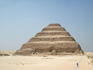 https://image.noelshack.com/fichiers/2021/25/5/1624618159-320px-pyramide-a-degre-djeser.jpeg