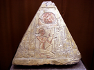 https://image.noelshack.com/fichiers/2021/27/3/1625618935-800px-pyramidion-from-the-tomb-of-rer-7th-century-bce.jpg