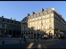 https://image.noelshack.com/fichiers/2021/28/6/1626517665-1200px-p1300394-paris-ier-place-palais-royal-rwk.jpg