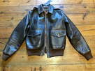 https://image.noelshack.com/fichiers/2021/28/7/1626619931-eastman-leather-a2-flight-jacket-pearl-harbor-rare.jpg