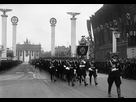 https://image.noelshack.com/fichiers/2021/29/6/1627154086-hitler-50th-bday-parade-berlin.jpg