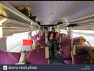 https://image.noelshack.com/fichiers/2021/30/1/1627278961-les-gens-a-l-interieur-d-une-gare-tgv-pres-de-paris-france-bm2801.jpg