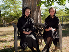 https://image.noelshack.com/fichiers/2021/30/4/1627564233-10354726-two-amish-girls-on-the-bench.jpg