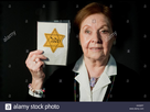 https://image.noelshack.com/fichiers/2021/32/1/1628491151-hanovre-allemagne-16-janvier-2017-survivant-de-l-holocauste-marion-blumenthal-lazan-contient-jusqu-etoile-jaune-d-un-insigne-au-cours-d-un-entretien-avec-l-agence-de-presse-allemande-dpa-a-hanovre-allemagne-16-j.jpg