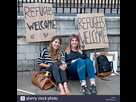 https://image.noelshack.com/fichiers/2021/33/2/1629237571-london-uk-12th-sep-2015-two-girls-rest-during-a-rally-to-show-solidarity-f26737.jpg