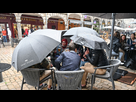 https://image.noelshack.com/fichiers/2021/33/4/1629375677-des-clients-a-une-terrasse-a-arras-pas-de-calais-malgre-la-pluie-le-19-mai-2021-6307448.jpg