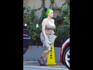 https://image.noelshack.com/fichiers/2021/34/3/1629867908-billie-eilish-stands-out-in-her-neon-green-hair-as-she-steps-out-in-los-angeles-111020-3.jpg