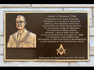 https://image.noelshack.com/fichiers/2021/34/3/1629901240-truman-plaque.jpg