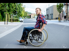 https://image.noelshack.com/fichiers/2021/35/2/1630445549-62225944-jeune-handicape-en-fauteuil-roulant-sur-la-route.jpg