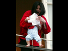 https://image.noelshack.com/fichiers/2021/35/5/1630654798-1-file-photo-of-michael-jackson-holding-child-out-a-hotel-window-inberlin-302785.jpg