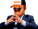 https://image.noelshack.com/fichiers/2021/38/7/1632673895-risitas-costume-main-lunette-soleil-casquette-arte.png