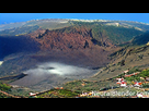 https://image.noelshack.com/fichiers/2021/39/5/1633041910-vue-lointaine-de-l-eruption-du-volcan-de-la-palma.png