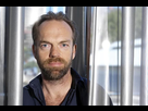 https://image.noelshack.com/fichiers/2021/40/4/1633560582-hugo-weaving-aidwiki-1.jpg