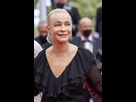https://image.noelshack.com/fichiers/2021/44/3/1635923844-emmanuelle-beart-divine-en-robe-du-soir-les-cheveux-tires-en-arriere.jpg