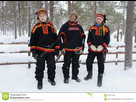 https://image.noelshack.com/fichiers/2021/44/3/1635929867-trois-hommes-de-sami-dans-la-neige-en-laponie-finlande-100771308.jpg