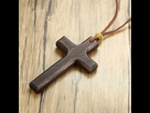 https://image.noelshack.com/fichiers/2021/45/5/1636707355-collier-pendentif-croix-en-bois-noyer-naturel-fait.jpg