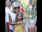 https://image.noelshack.com/fichiers/2021/50/2/1639515049-1639481248-photos-brigitte-macron-souriante-radieuse-pose-avec-des-fans-devant-fort-bregancon.jpg