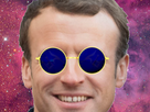 https://image.noelshack.com/fichiers/2021/50/6/1639852236-macron-lunnettes-nebuleuse-zoom.png