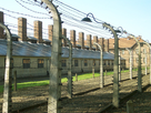 https://image.noelshack.com/fichiers/2021/51/4/1640255246-1200px-barbed-wire-near-by-the-entrance-of-auschwitz-i.jpg