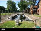 https://image.noelshack.com/fichiers/2021/52/1/1640637515-la-piscine-et-l-incendie-reservoir-a-l-ancien-camp-de-concentration-nazi-a-auschwitz-oswiecim-pologne-ayg53w.jpg