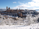 https://image.noelshack.com/fichiers/2022/01/7/1641691348-urbino-panorama-in-gelicidio.jpg