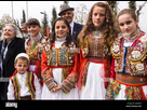 https://image.noelshack.com/fichiers/2022/08/3/1645638887-albanian-girls-in-traditional-dress-to-celebrate-the-bektashi-new-dg6hk4.jpg