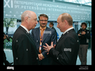 https://image.noelshack.com/fichiers/2022/08/5/1645789496-le-president-du-forum-economique-mondial-de-davos-klaus-schwab-le-president-russe-vladimir-poutine-de-gauche-a-droite-et-d-avant-plan-b9825b.jpg