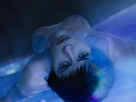 https://www.noelshack.com/2022-10-1-1646658602-ghost-in-the-shell-2017-001-scarlett-johansson-floating-upside-down-in-blue-1000x750.jpg