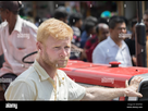 https://image.noelshack.com/fichiers/2022/11/7/1647798587-l-homme-hindou-indien-albinos-blanc-blonde-parade-matale-sri-lanka-m3npg0.jpg