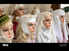 https://image.noelshack.com/fichiers/2022/14/2/1649152172-tetes-de-poupees-avec-des-voiles-et-foulards-medievale-pour-couvrir-les-cheveux-de-tradition-chretienne-px56j8.jpg