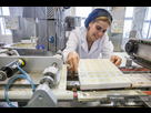 https://image.noelshack.com/fichiers/2022/15/4/1649961091-focused-174005354-stock-photo-woman-working-chocolate-factory.jpg