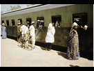 https://image.noelshack.com/fichiers/2022/16/4/1650545740-people-talking-with-train-passengers-at-station-in-bamako-1961.jpg