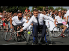 https://image.noelshack.com/fichiers/2022/16/6/1650746632-french-president-emmanuel-macron-plays-tennis-in-a-wheelchair-as-paris-is-transformed-into-a-giant-olympic-park-5904210.jpg