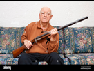 https://www.noelshack.com/2022-20-2-1652810026-personnes-agees-a-la-retraite-senior-man-holding-un-fusil-de-chasse-c4wnhp.jpg