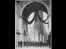 https://www.noelshack.com/2022-20-7-1653236676-colonel-donovan-and-staff-of-165th-infantry-passing-under-the-victory-arch-new-york-city-1919-nara-533479.jpg