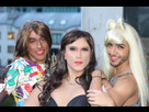 https://image.noelshack.com/fichiers/2022/22/1/1653915981-groupe-d-amusement-de-trois-travestis-130860616.jpg