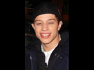 https://image.noelshack.com/fichiers/2022/22/5/1654268585-330px-pete-davidson-in-2015-17073107891.jpg