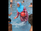 https://image.noelshack.com/fichiers/2022/23/1/1654520597-debat-le-burkini-en-deux-points-de-vue.jpg