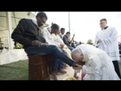 https://image.noelshack.com/fichiers/2022/26/1/1656322943-pope-francis-kisses-the-foot-of-a-man-during-the-foot-washing-ritual-at-the-castelnuovo-di-porto-refugees-center-e1458888339414-1.jpg